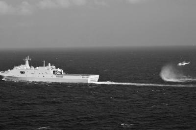 11日，抵達(dá)馬航飛機(jī)失聯(lián)海區(qū)的海軍井岡山艦與艦載直升機(jī)協(xié)同展開立體搜救行動(dòng)。新華社發(fā)