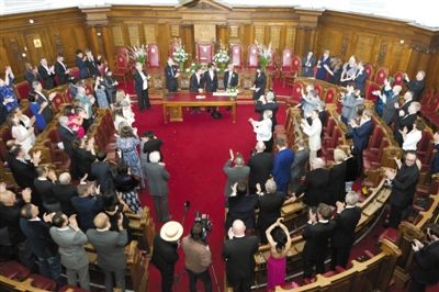 29日，倫敦，一對同性伴侶舉行結婚儀式。