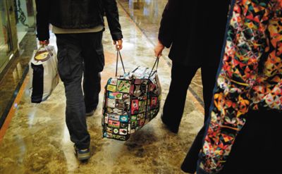 5月2日，馬航乘客家屬離開麗都飯店。當(dāng)日，麗都飯店二層家屬區(qū)正式關(guān)閉，大部分家屬返鄉(xiāng)。