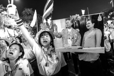 5日，泰國巴蜀府海濱度假勝地華欣，數(shù)萬民眾身穿國王的代表色“黃色”T恤，自發(fā)上街，口喊“國王萬歲”的口號。