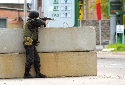 　5日，在烏東部城市斯拉維揚斯克附近，一名烏克蘭士兵守衛(wèi)一處檢查站。