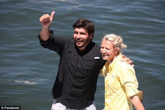 抵達邁阿密時，曼瑟驕傲地豎起了大拇指。