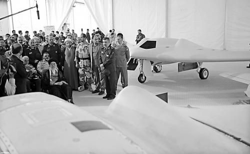哈梅內(nèi)伊(中)11日參觀伊朗版RQ-170無人機。 哈梅內(nèi)伊(中)11日參觀伊朗版RQ-170無人機。