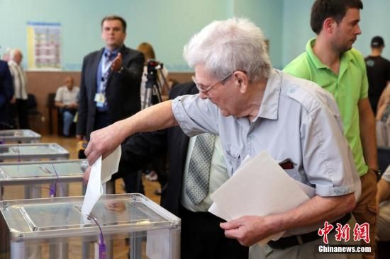 　5月25日，一名烏克蘭選民把填好的選票投入選票箱。