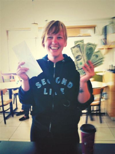 找到錢的“粉絲”會(huì)上傳一張與錢的合照。