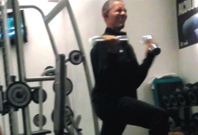 奧巴馬舉啞鈴時“不注意形象的表情”。