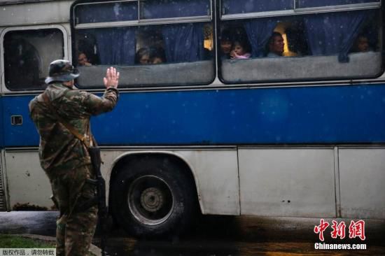 烏克蘭頓涅茨克，烏克蘭政府軍對(duì)當(dāng)?shù)爻掷m(xù)炮擊，民眾為躲避戰(zhàn)火，紛紛登上列車(chē)離開(kāi)。