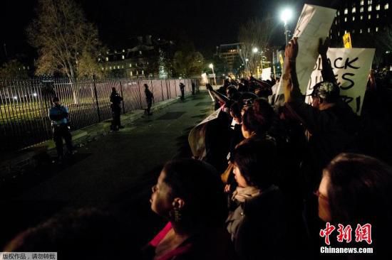 美國(guó)白宮前擠滿(mǎn)了抗議槍殺黑人青年的白人警察免遭起訴案件的美國(guó)民眾。