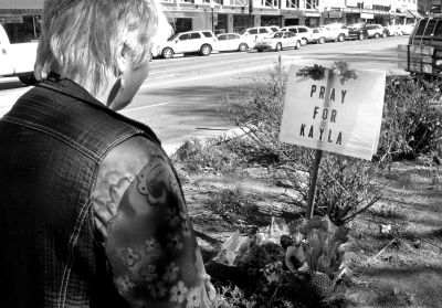 2月10日，美國亞利桑那州，民眾獻花悼念遇難的美國人質(zhì)米勒。圖/東方IC