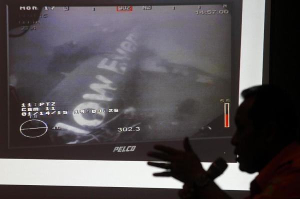 這是1月14日新加坡國(guó)防部長(zhǎng)黃永宏在其社交網(wǎng)站上傳的亞航失事航班QZ8501機(jī)身照片。