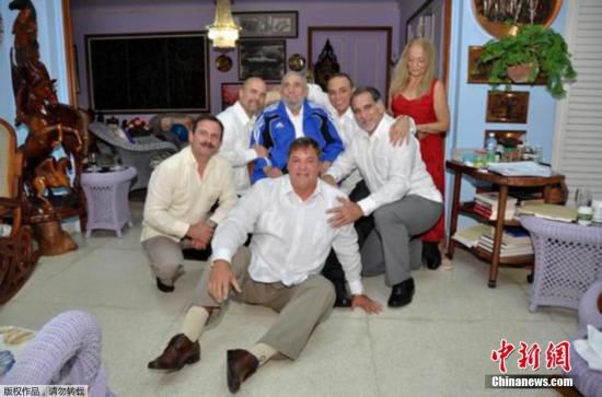 當(dāng)?shù)貢r(shí)間2015年2月28日，古巴哈瓦那，古巴前領(lǐng)導(dǎo)人菲德?tīng)枴たㄋ固亓_接見(jiàn)被美國(guó)釋放的5名間諜合影。