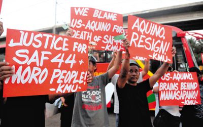 2月3日，菲律賓馬尼拉，民眾舉行示威游行悼念遇難的44名特警，并要求總統(tǒng)阿基諾下臺，對此次反恐行動失敗負責(zé)。