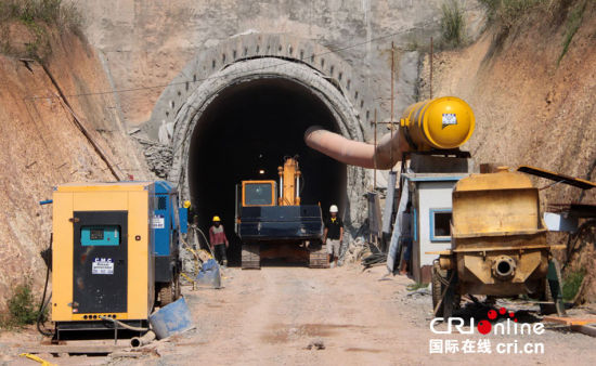 斯里蘭卡南部鐵路項(xiàng)目隧道施工現(xiàn)場(chǎng)。(攝影：孫洋)