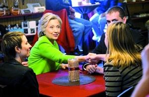 在宣傳片中，希拉里熱情地與三名“普通美國人”交談。