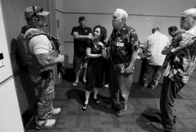 　5月3日，警察在案發(fā)后暫時(shí)阻止與會(huì)者離開(kāi)展覽。