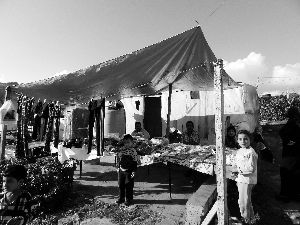 黎巴嫩一敘利亞難民營，難民支起攤鋪賣衣服掙錢。