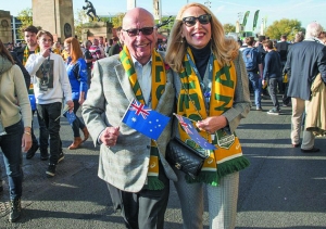 84歲默多克攜59歲新女友看球 84歲默多克攜59歲新女友看球