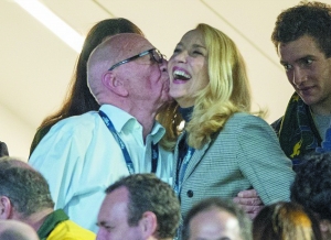 84歲默多克攜59歲新女友看球 公開擁吻 84歲默多克攜59歲新女友看球 公開擁吻