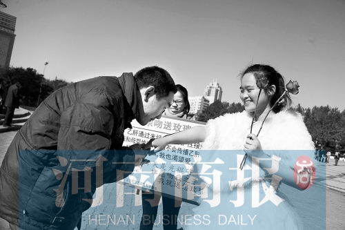 　一名男士上前，準(zhǔn)備親吻女孩的手