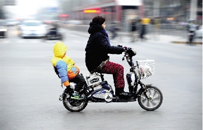 昨日下午，隴海西路桐柏路口，紅燈亮起的瞬間一輛電動(dòng)車(chē)闖過(guò)路口。