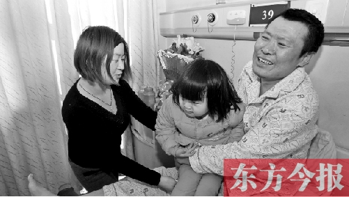 李剛患骨肉瘤急需手術(shù)，最放心不下的就是他的妻子、女兒