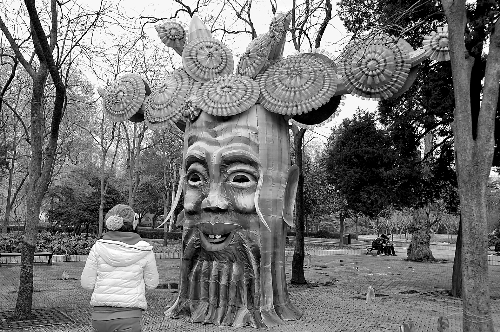 2月5日，游人在鄭州市人民公園內(nèi)欣賞一個(gè)由廢舊塑料瓶做裝飾的造型花燈。記者 王 錚 攝