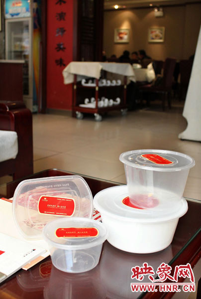 阿五美食英協(xié)路店為顧客提供的各種大小的打包餐盒。