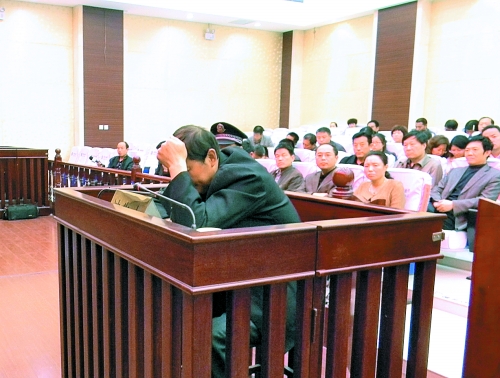 庭審中，楊某一直沒(méi)有抬頭。