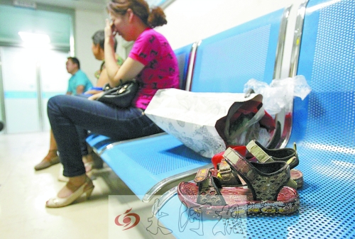 7歲男孩去廁所被“精神病”大男孩捅十多刀,孩子父母和孩子姥姥在手術(shù)室前痛哭。孩子的涼鞋上全是血跡。