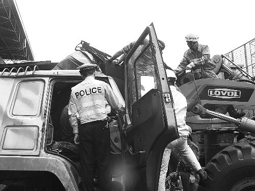 　　調(diào)來鏟車，幫忙救人。