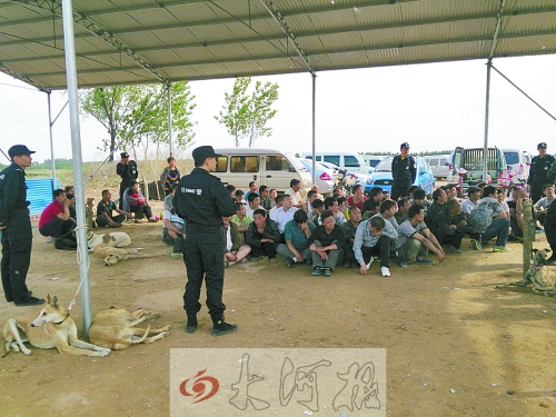 民警突襲賭場(chǎng)，64名涉案人員全部落網(wǎng)。