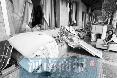 　多間臨街商鋪夜間被砸，店里的沙發(fā)、貨品等被搬到了戶外  侯建勛/攝