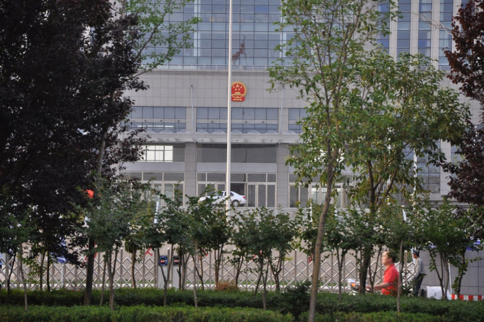 　　圖為魏都區(qū)政府門前的國(guó)徽和隱約的“為人民服務(wù)”字樣。來源：光明網(wǎng)