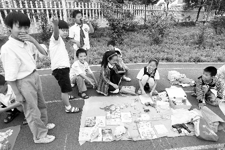 小學(xué)生當(dāng)?shù)財(cái)偫习?，擺起攤來也很專業(yè)