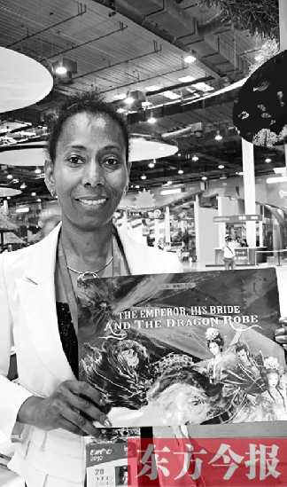 桑麗莎的童話書《皇帝、新娘與龍袍》在上海世博會加勒比聯(lián)合館與中國讀者見面 資料圖片