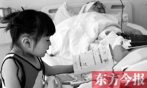 　昨天上午，鄭州市骨科醫(yī)院病房內(nèi)，李剛躺在病床上，女兒嘟嘟在安靜地看書