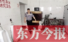 男廁中擺放的電視機、柜子、自行車等物品