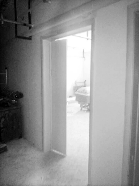 原有的太平間被扒了，又新建了一個(gè)