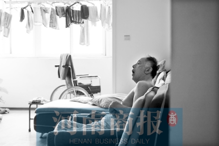 金老先生因偏癱生活不能自理，鄰居說，平時經(jīng)?？吹阶o(hù)工和老人的弟弟前來照顧 實習(xí)生 唐韜/攝