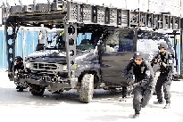 特警的突擊車到達(dá)現(xiàn)場。