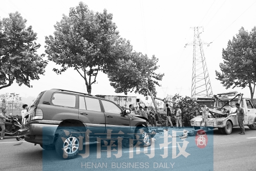 鄭州文化路百萬豪車“騎”上樹 一下撞飛幾十萬 河南商報(bào)記者 邱曉峰/攝