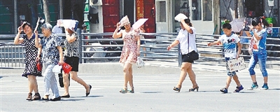  街頭，遮擋陽光是一門“技術(shù)活”。