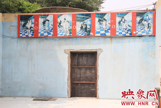 在鄭州市動(dòng)物園內(nèi)的海獅館內(nèi)，隨處可見游客與動(dòng)物合影的宣傳畫。