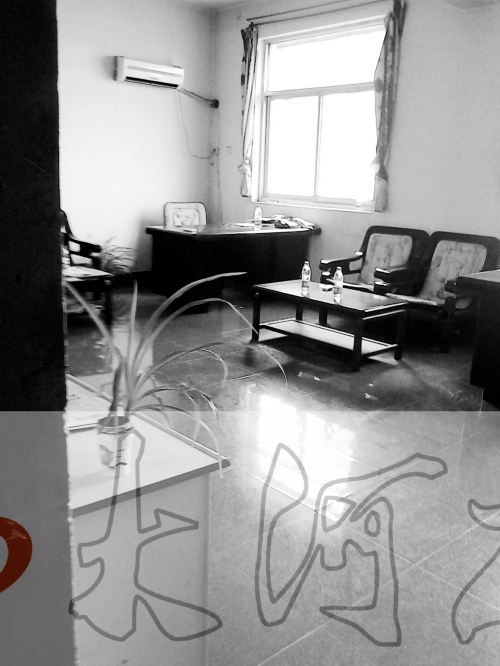 上班時(shí)間，這間辦公室內(nèi)卻空無(wú)一人。