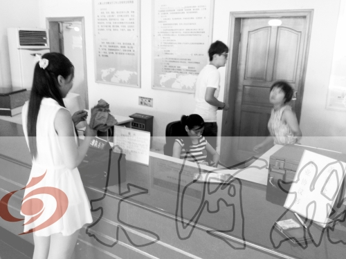 鄭州市人才交流服務(wù)中心二樓大廳，剛畢業(yè)大學(xué)生咨詢政策，工作人員卻在若無(wú)其事地玩手機(jī)。