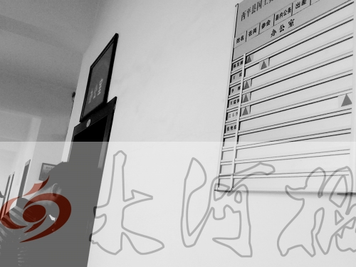 　7月4日上午，西平縣國(guó)土局辦公室門口在崗牌子高高掛，但里面空無(wú)一人。