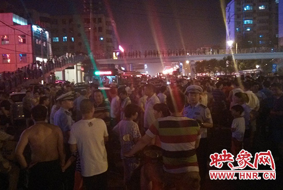 8月7日晚20時許，幾位交警在人群中