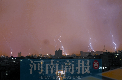 昨天21:30左右，雷電頻頻“光顧”鄭州市區(qū)