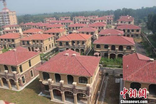 在鄭州市惠濟區(qū)花園口鎮(zhèn)申莊村的黃河岸邊，這處豪華別墅群蔚為壯觀。侯偉勝 攝