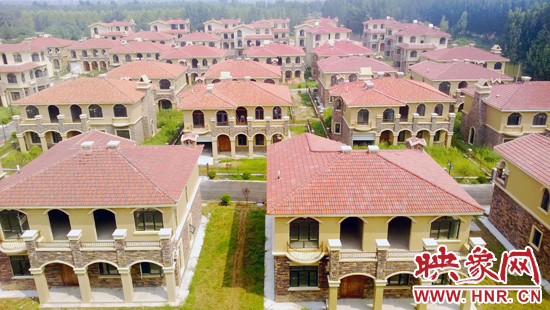 這里的別墅共計30多棟，有兩層的，也有三層的，主體、裝修都已經(jīng)完工